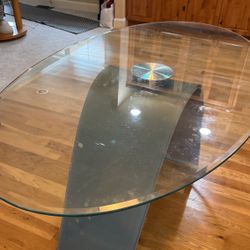 Long  oval ding  table