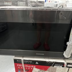 NEW SAMSUNG BLACK STAINLESS MICROWAVE 