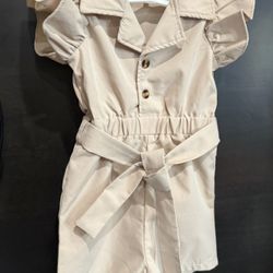 Stylish Beige Romper with Ruffle Sleeve** Elegante mono beige con mangas con volantes**
