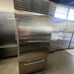 SUB ZERO 36”WIDE BUILT IN STAINLESS STEEL BOTTOM FREEZER WITH INTERNAL WATER/ICE 
