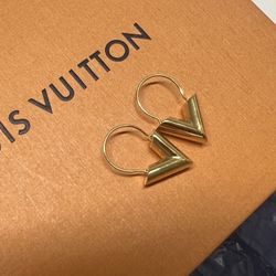 LNWOT Authentic Louis Vuitton Essential V gold tone hoop earrings M61088