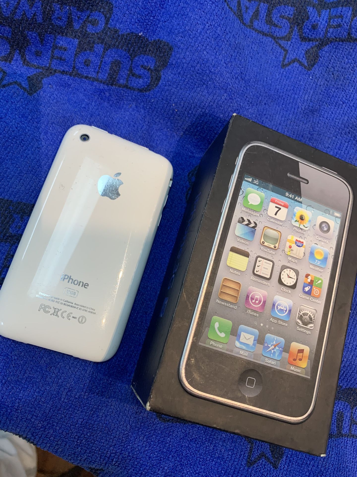 Apple iPhone 3GS - 32GB - White (Unlocked) A1303