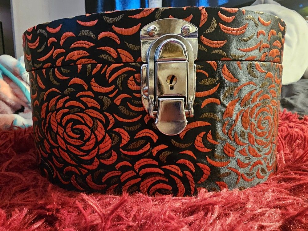 Rose Chest With Mirror