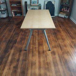 TABLE WITH 4 ADJUSTABLE LEGS