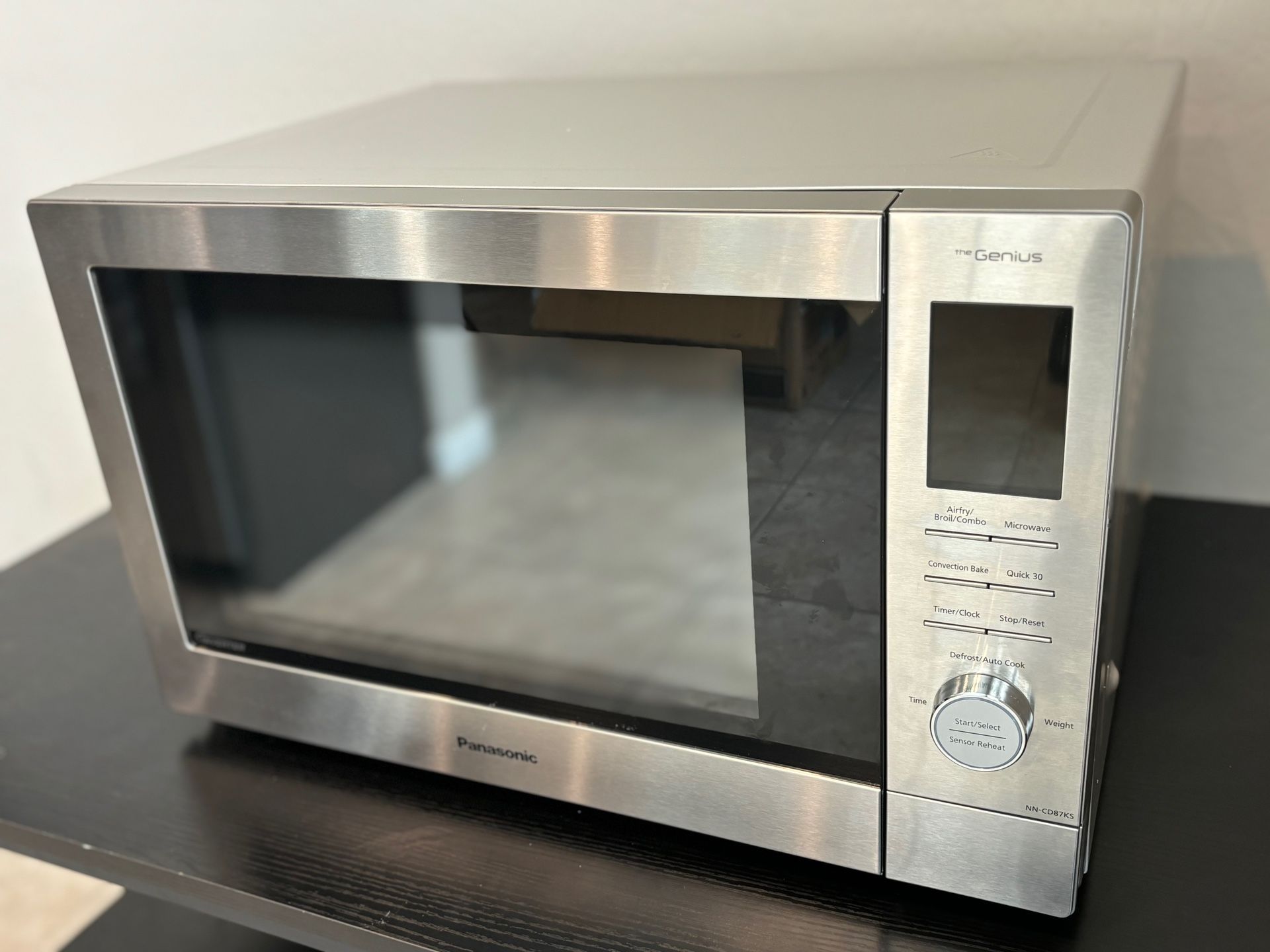 Panasonic Homechef 4-In-1 Microwave Oven with Air Fryer, Convection Bake Ships same day. Item is lightly used comes in box! Fully functional! Intro