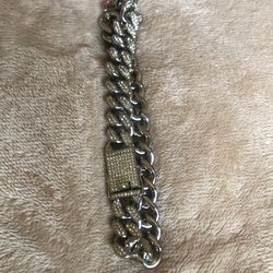Woman’s diamond chocker neck less