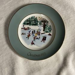 Christmas 1975 Decorative Plate