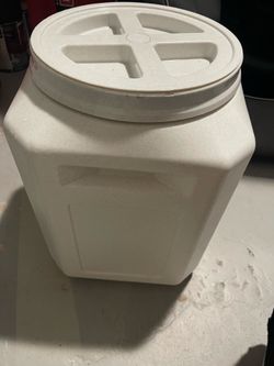 Pet food storage container