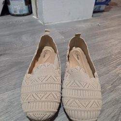 Womens Size 7 Beige Slip On  Flats