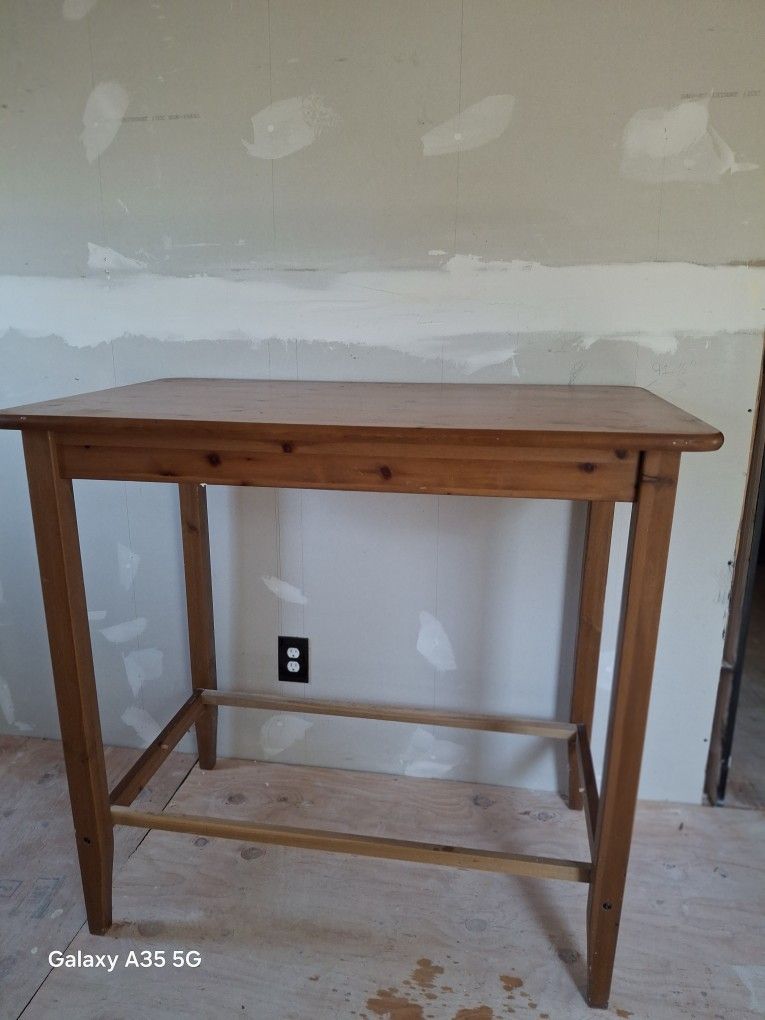 STUNNING OAK HIGH TABLE AND 2 HIGH CHAIRS
