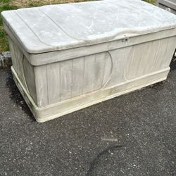 Suncast Storage Chest. 53x28