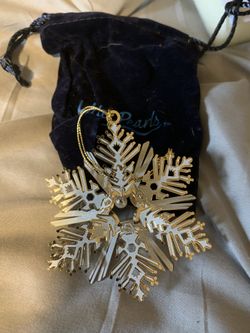 Vantel snowflake ordiment with pearl