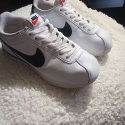 Nikes Size8