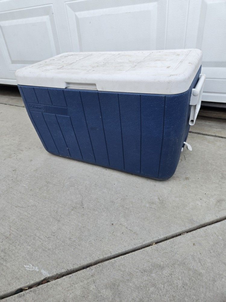 Chest Cooler Blue Camping Good condition park beach lake
Fits 24 pk