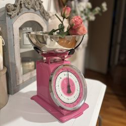 Pink retro kitchen scale