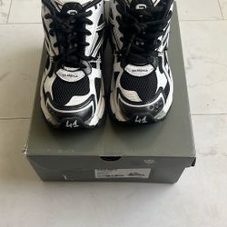 Balenciaga Runners In Perfect Condition.comes With Box,bag,card,and Extra Laces 