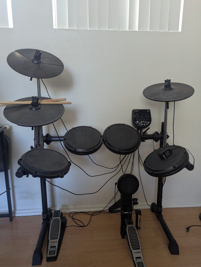 Alesis dm6 electronic drum set