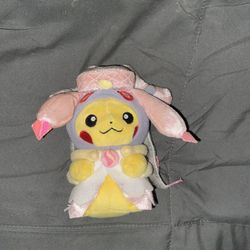 Rare 2016 Pokémon Center Pikachu plushy 