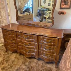 🌹BEAUTIFUL BROWN COLOR FRENCH PROVINCIAL VINTAGE DRESSER WITH MIRROR-SOLID WOOD🌹