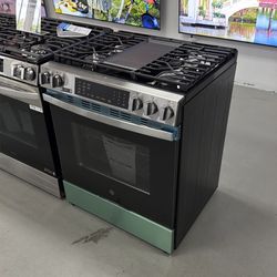 GE 30 Inch Gas Range/ Stove Brand New, 1 Year Manufacturers Warranty