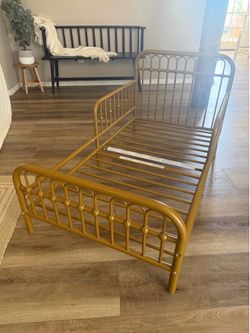 Toddler bed