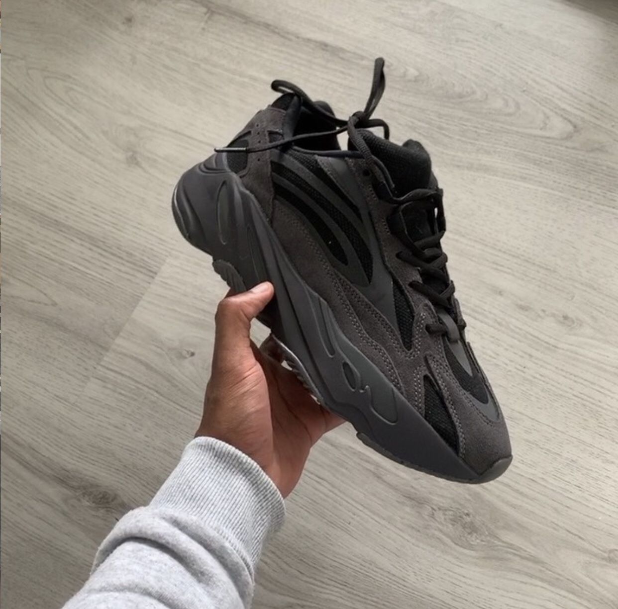 Adidas Yeezy 700