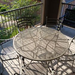 Patio Table & 5 Chairs!