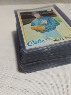 Bundle of 28 baseball cards in the 1960s and 70s