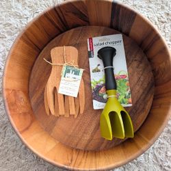 Beautiful Large bowl With Serving Accessories 