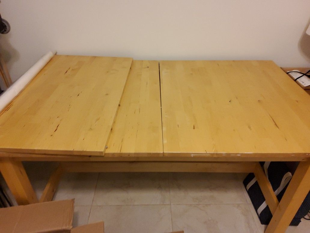 Dining Room Table With 4 Chairs Has A Leaf.