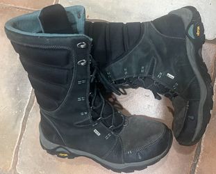 Women’s Vibram Boots 10.5