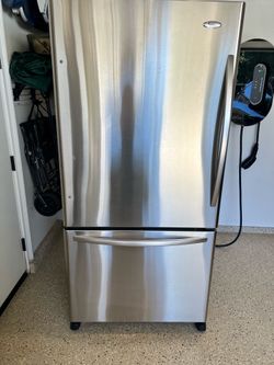 22’ Cu Ft Refrigerator Freezer with filtered water and ice maker
