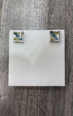Earrings 14 k White gold weed color princess cut diamonds