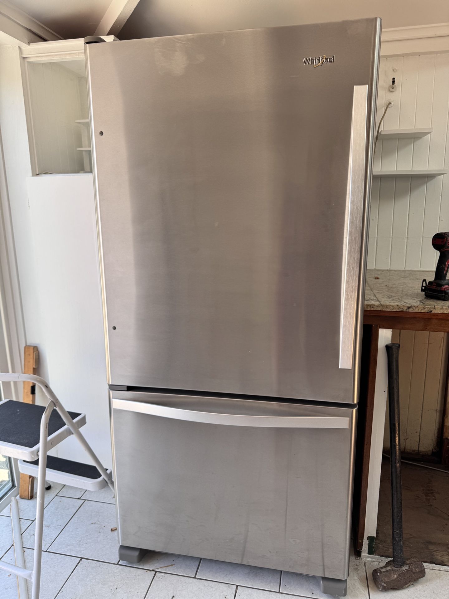 Whirlpool 22 Cu Ft Refrigerator W/ Bottom freezer