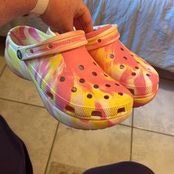 platform tye dye crocs