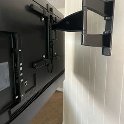 Samsung 50" Class TU7000 Crystal UHD 4K Smart TV (Model: UN50TU7000F) with adjustable wall mount