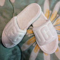 Uggs BN SIZE SEVEN WOMEN'S HOUSE SHOES