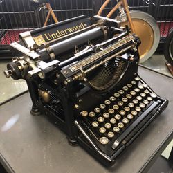 Vintage typewriter from the 1930s in Beautiful working condition📇 it’s a piece of history underwood standard Typewriter No. 5