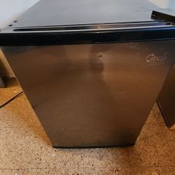 Midea Mini Fridge