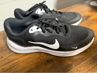 Nike Revolution Youth shoes Size 5 like new