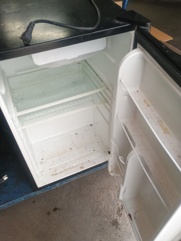 Magic Chef Mini Fridge Works Great!!