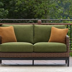 Horizon Hall - Loveseat con cojín - Marrón / Verde