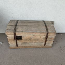 Antik Wood Chest 