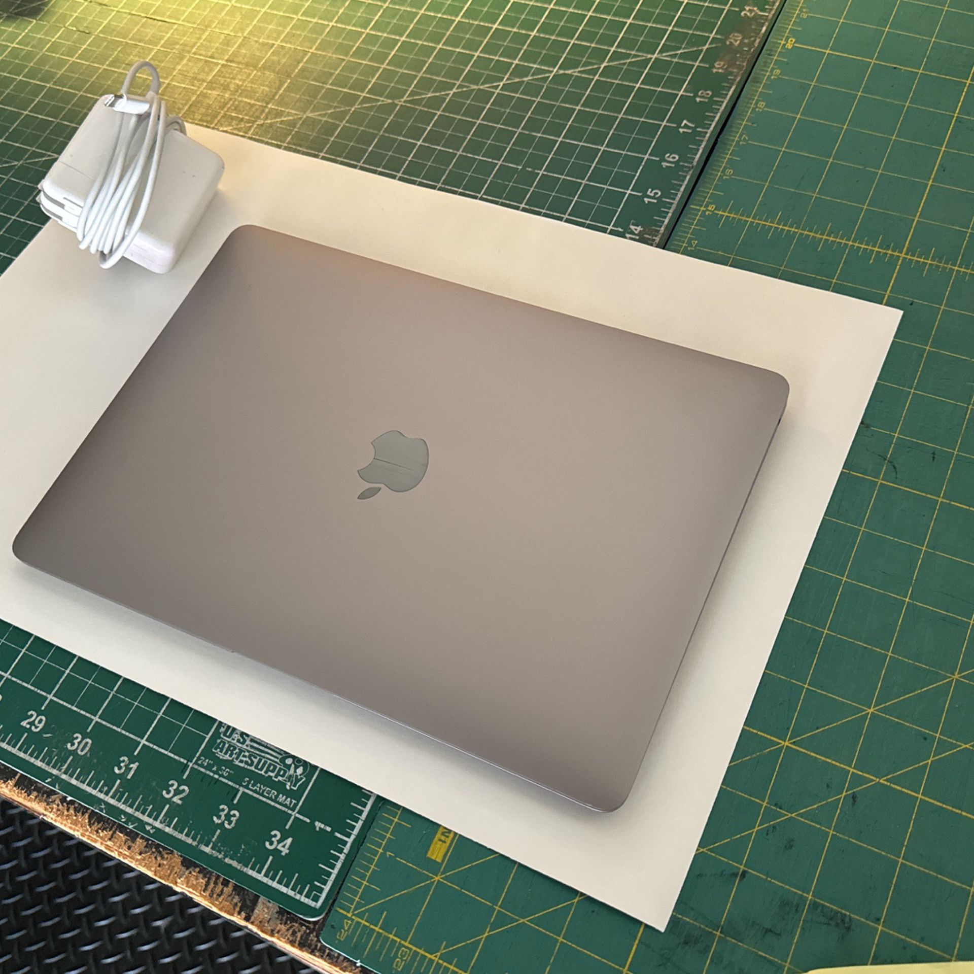 2020 13” Apple MacBook Air 8GB 256GB SSD Gray Factory Reset Good Battery w/ Power Charger