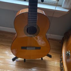 Yamaha Acoustic Guitar W Stand And Scale Book