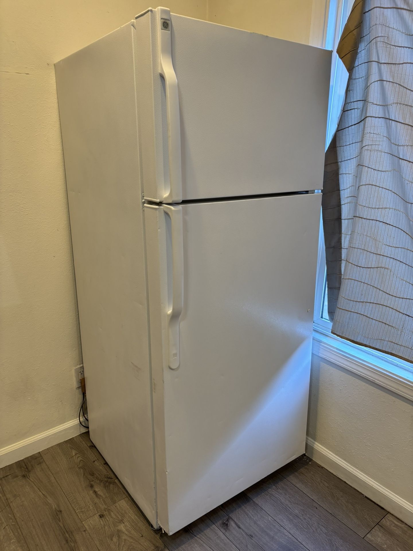 GE 16.3 Cubic Ft Fridge With Top Freezer