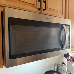 Whirlpool Microwave (Over Range). With mounting bracket