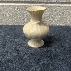 LENOX Elfin Porcelain Bud Vase Ivory Leaf With 24 Karat Gold Rim Made In USA