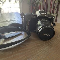 Camera 35mm DSLR With Zoom