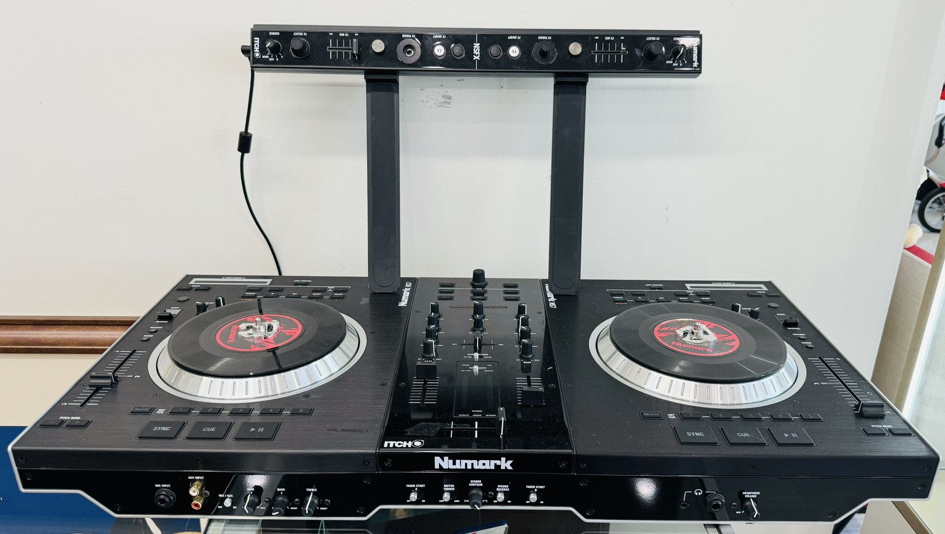 Numark NS7 Digital DJ controller USB Powered